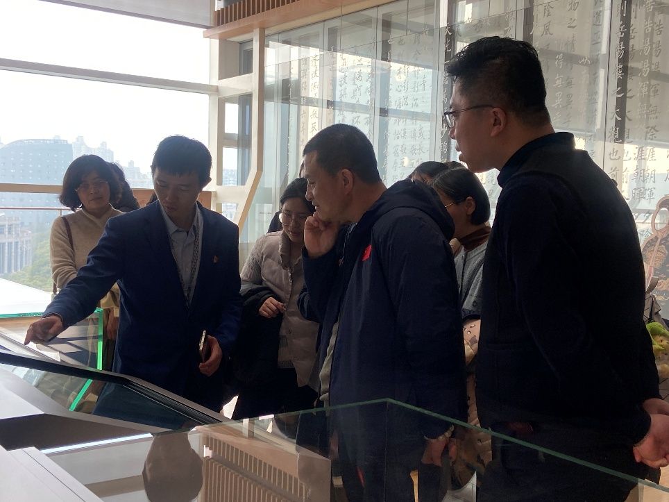 一群人在房间里描述已自动生成