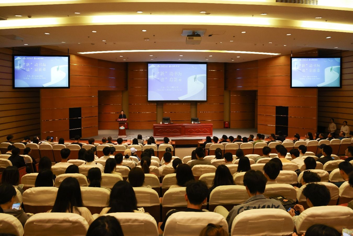 一群人在房间里低可信度描述已自动生成